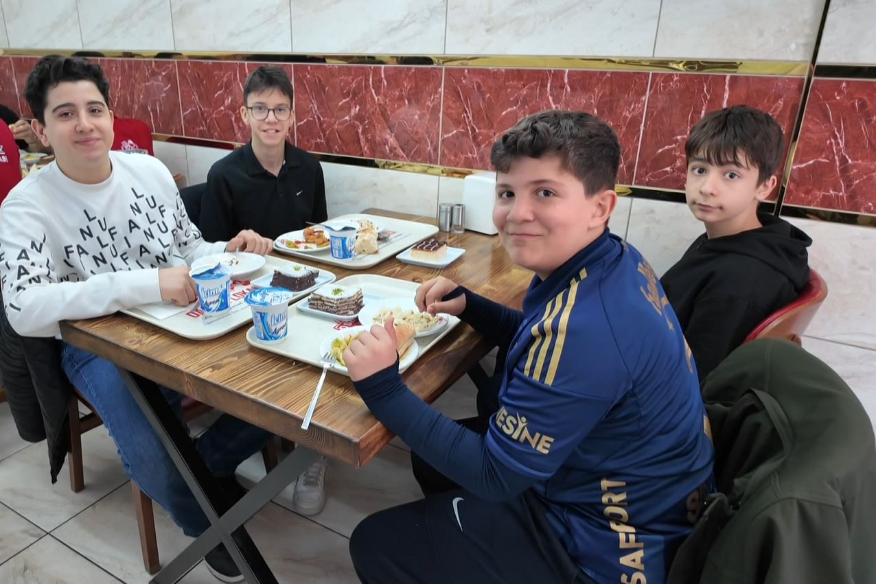 avcilarda bir esnaf 23 nisan dolayisiyla cocuklara ucretsiz yemek ikram etti 1 CU2QD5l9