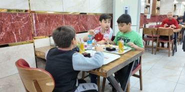 avcilarda-bir-esnaf-23-nisan-dolayisiyla-cocuklara-ucretsiz-yemek-ikram-etti-13wFOMQ2.jpg