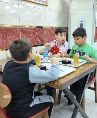 avcilarda-bir-esnaf-23-nisan-dolayisiyla-cocuklara-ucretsiz-yemek-ikram-etti-13wFOMQ2.jpg