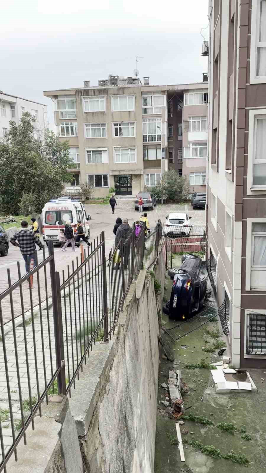 avcilarda ehliyetsiz surucunun kullandigi otomobil apartmanin bahcesine uctu 2 yarali 0 OrTriWR2