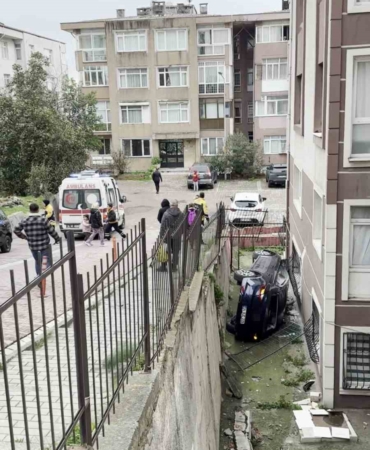 avcilarda-ehliyetsiz-surucunun-kullandigi-otomobil-apartmanin-bahcesine-uctu-2-yarali-iTJhlz9a.jpg