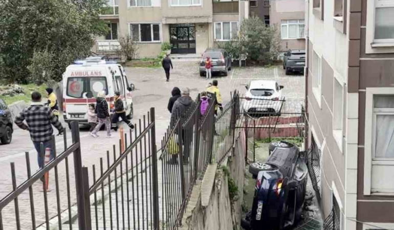 avcilarda-ehliyetsiz-surucunun-kullandigi-otomobil-apartmanin-bahcesine-uctu-2-yarali-iTJhlz9a.jpg