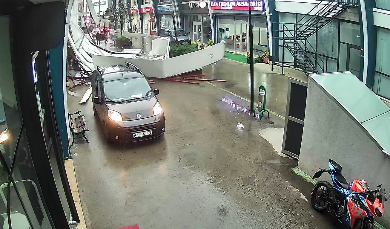 avcilarda firtina is yerinin catisinin ucma ani kamerada 0 5bkRJwfu