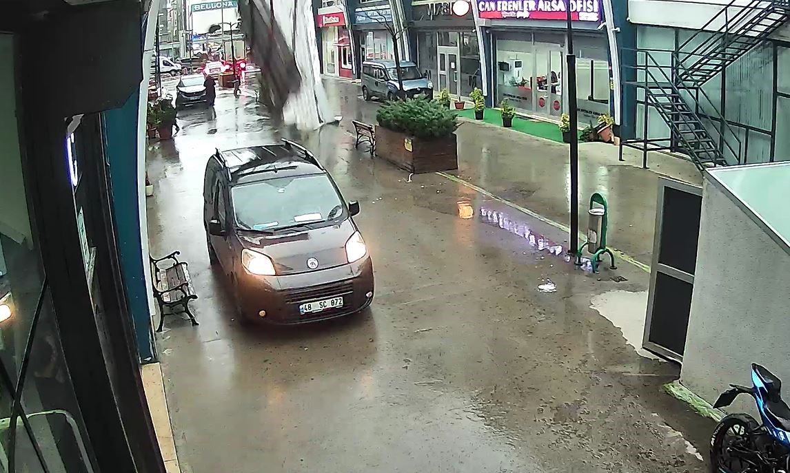 avcilarda firtina is yerinin catisinin ucma ani kamerada 1 rnXvIF2B