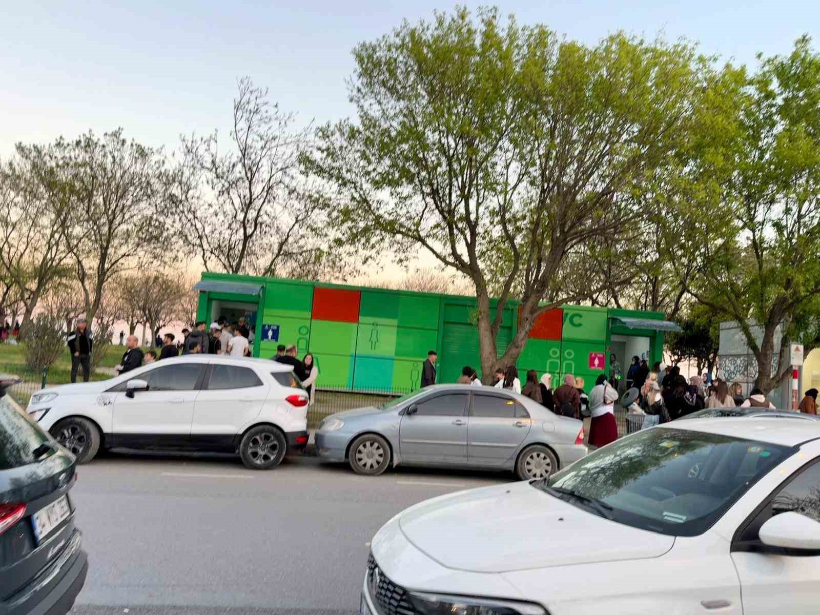 Avcılar’da havaların ısınmasını fırsat bilen vatandaşlar sahile akın etti 5 avcilarda havalarin isinmasini firsat bilen vatandaslar sahile akin etti 1