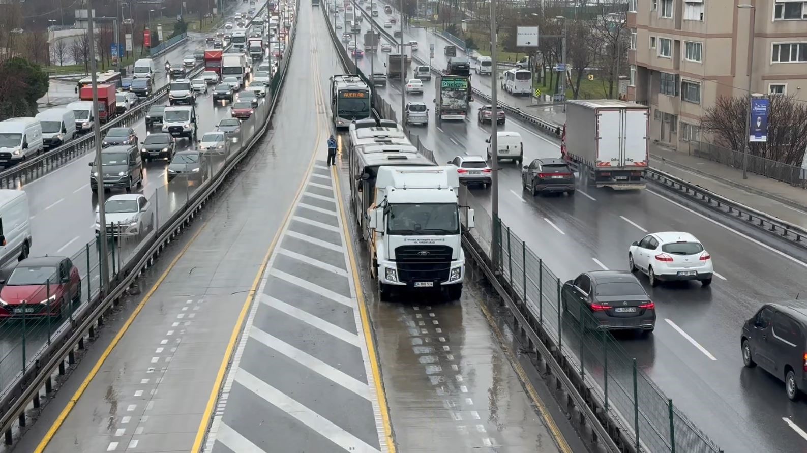 avcilarda iki metrobus carpisti 4 yarali 0 4MRRwElT