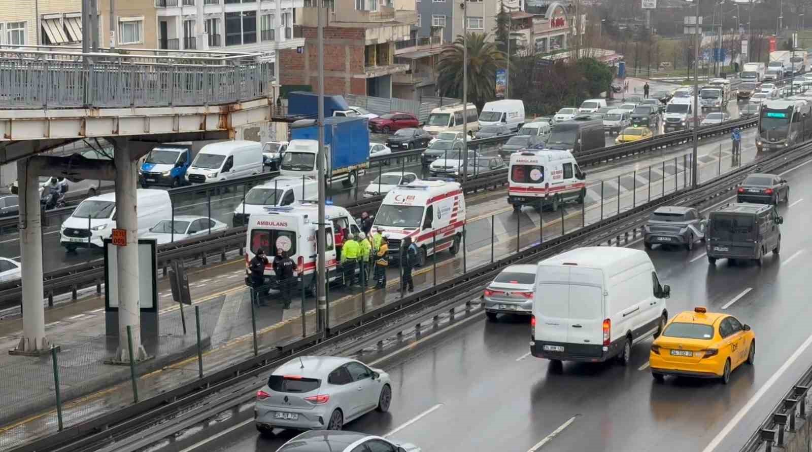 avcilarda iki metrobus carpisti 4 yarali 1 pw43sFMU