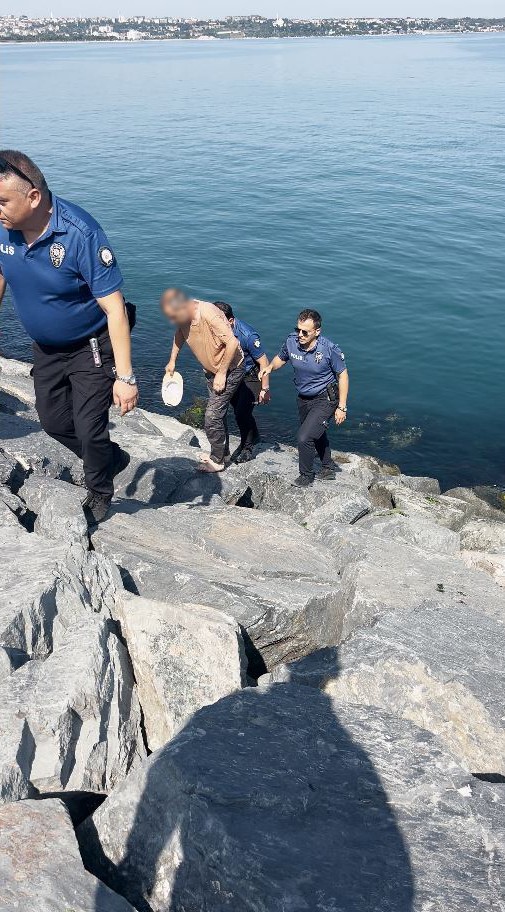 Avcılar’da intihar için kayalıklara çıkan şahıs, ikna edildiği sırada kayarak denize düştü 4 avcilarda intihar icin kayaliklara cikan sahis ikna edildigi sirada kayarak denize dustu 0 fPYOvJJH