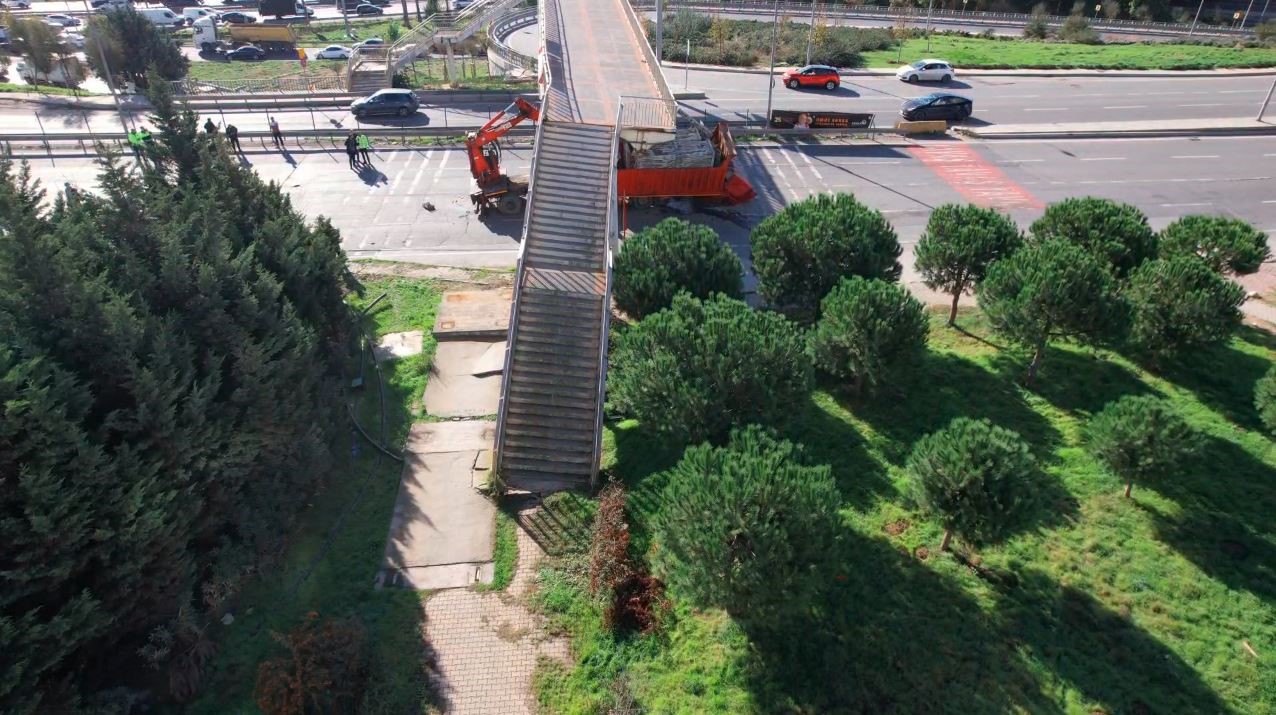 avcilarda is makinesi tasiyan tir ustgecide carpti 1 zICh6X16