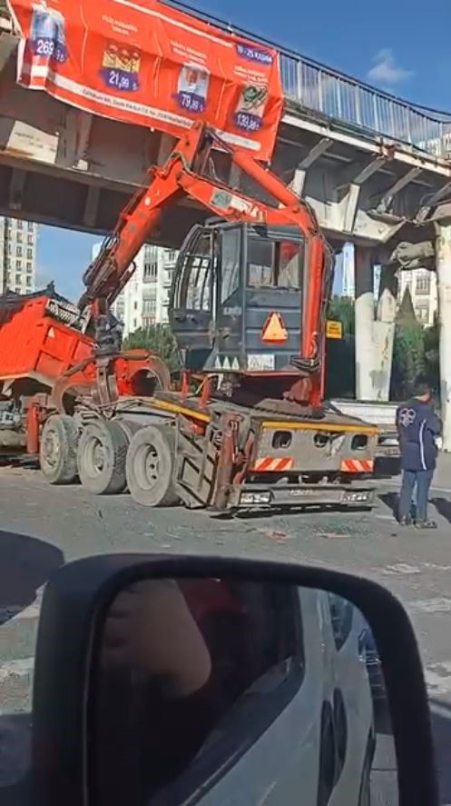 avcilarda is makinesi tasiyan tir ustgecide carpti 3 OuT6KbJZ