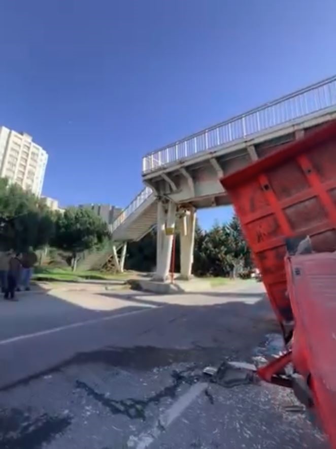 avcilarda is makinesi tasiyan tir ustgecide carpti 4 7TcMAJI4