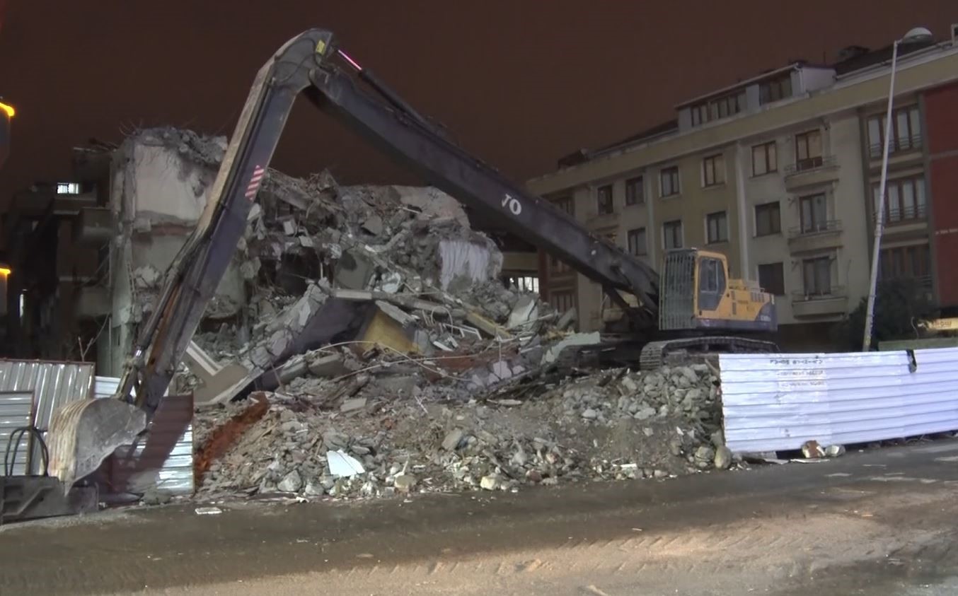 avcilarda kentsel donusum kapsaminda yapilan yikim kontrolden cikti o anlar kamerada 0 F4biV3bd