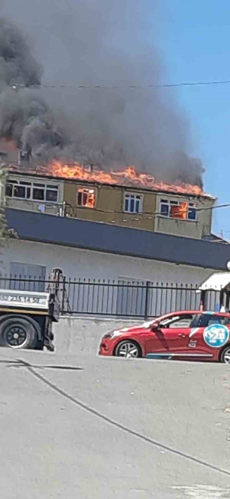 avcilarda korkutan cati yangini 0