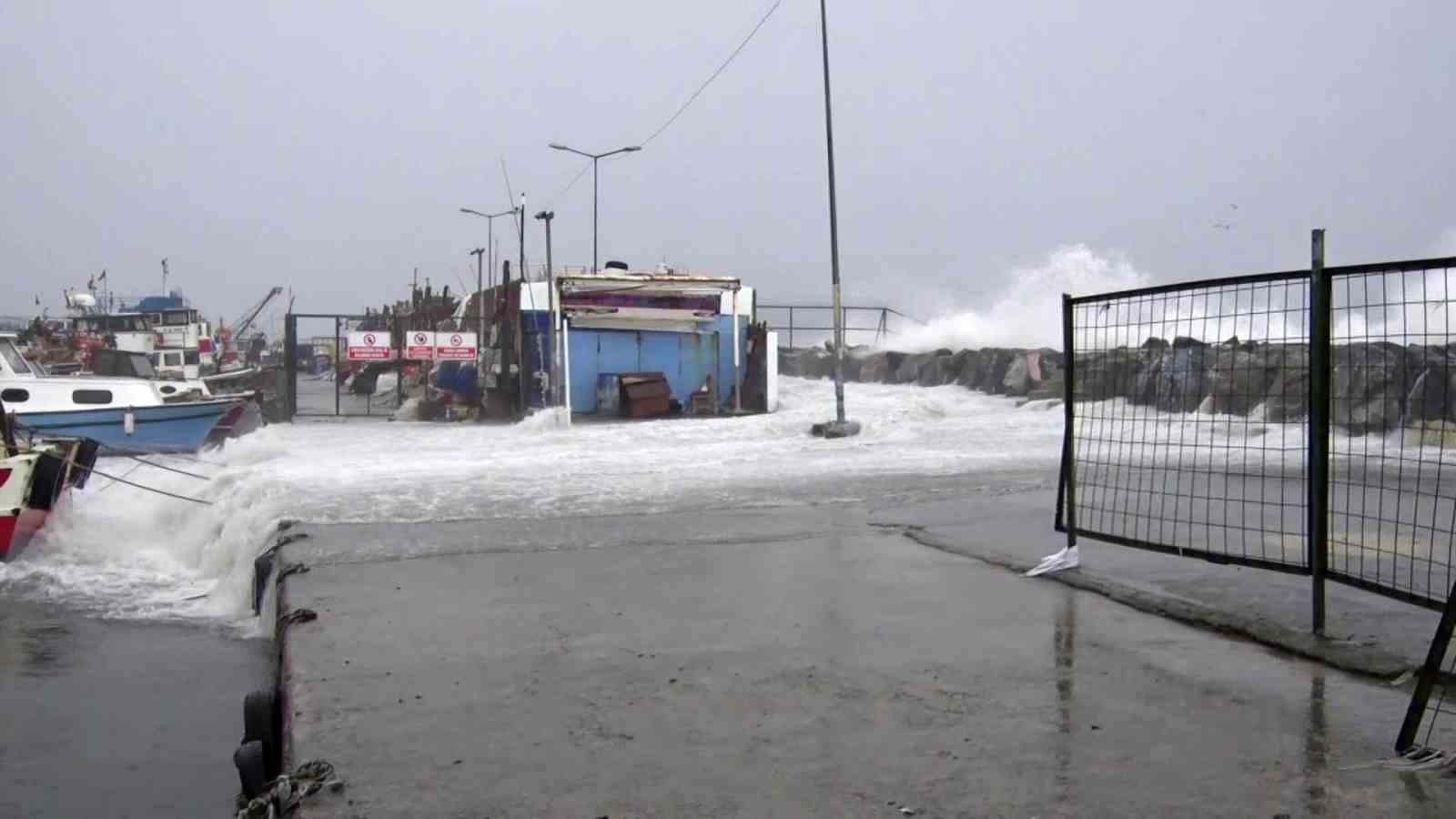 avcilarda metrelerce yukselen dalgalar mendiregi boyle asti 0 y1Lj2a5f