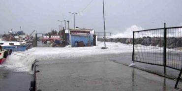avcilarda-metrelerce-yukselen-dalgalar-mendiregi-boyle-asti-BtQgpSj4.jpg