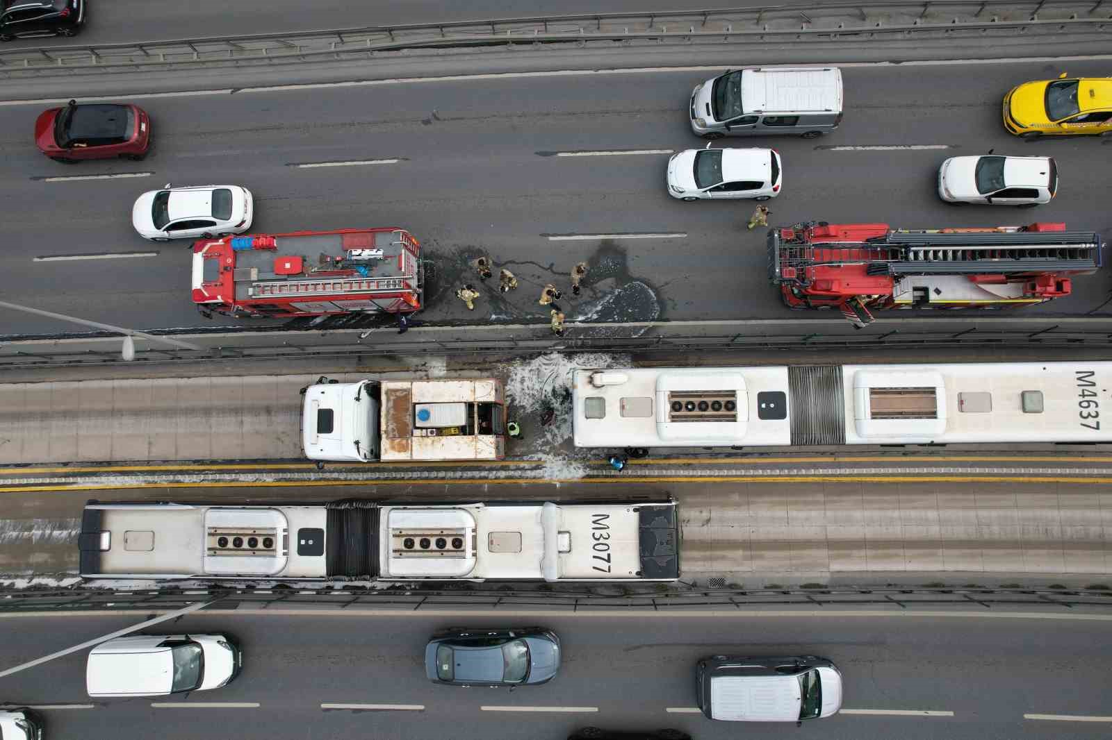 avcilarda metrobuste yangin dumanlar yukseldi yolcular tahliye edildi 0