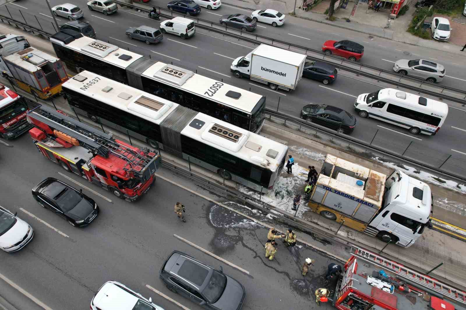 avcilarda metrobuste yangin dumanlar yukseldi yolcular tahliye edildi 1 1tIqTN6G