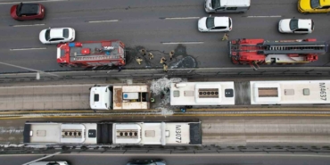 avcilarda-metrobuste-yangin-dumanlar-yukseldi-yolcular-tahliye-edildi-Jfme1i6E.jpg