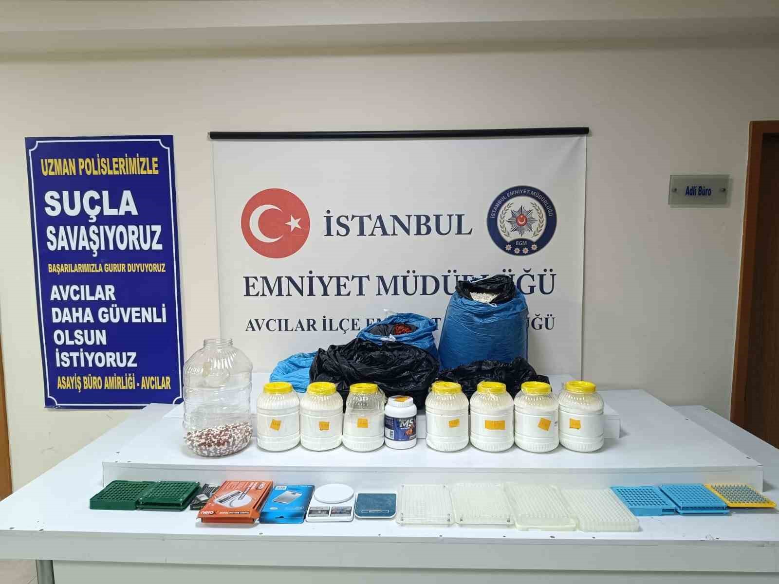 avcilarda otomobilde uyusturucu sevkiyatina polis engeli 3 gozalti 0 WveUy55z
