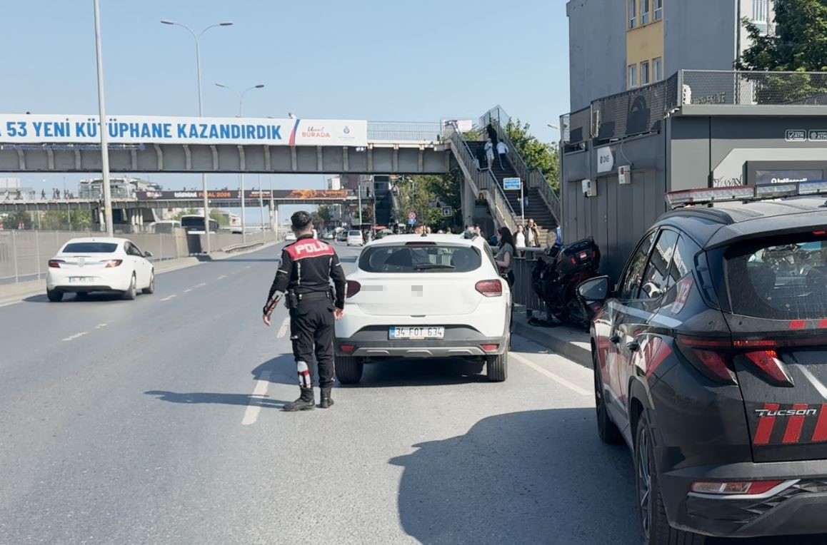 avcilarda otomobilin carptigi motosikletli bariyerlere sikisti 0 IrkiV1Bl