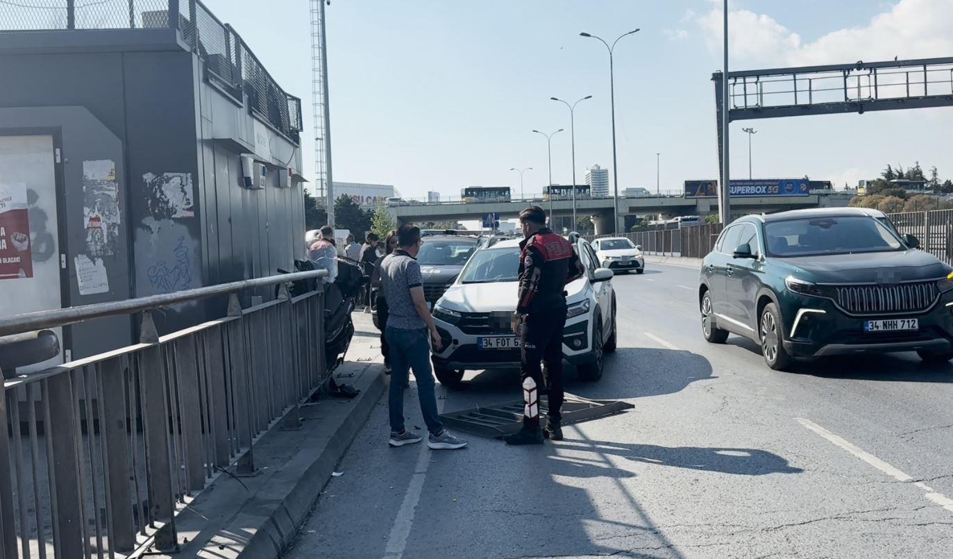 avcilarda otomobilin carptigi motosikletli bariyerlere sikisti 1