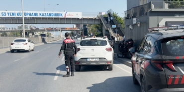 avcilarda-otomobilin-carptigi-motosikletli-bariyerlere-sikisti-55EeRf6I.jpg