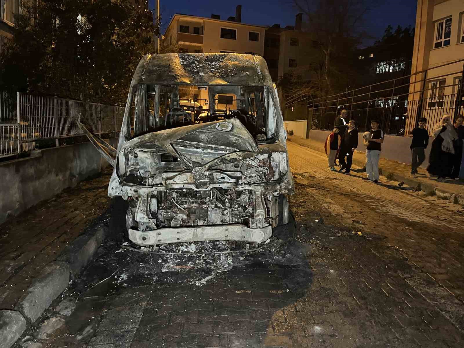 avcilarda park halindeki servis araci alev alev yandi 1 9e2qhPNv