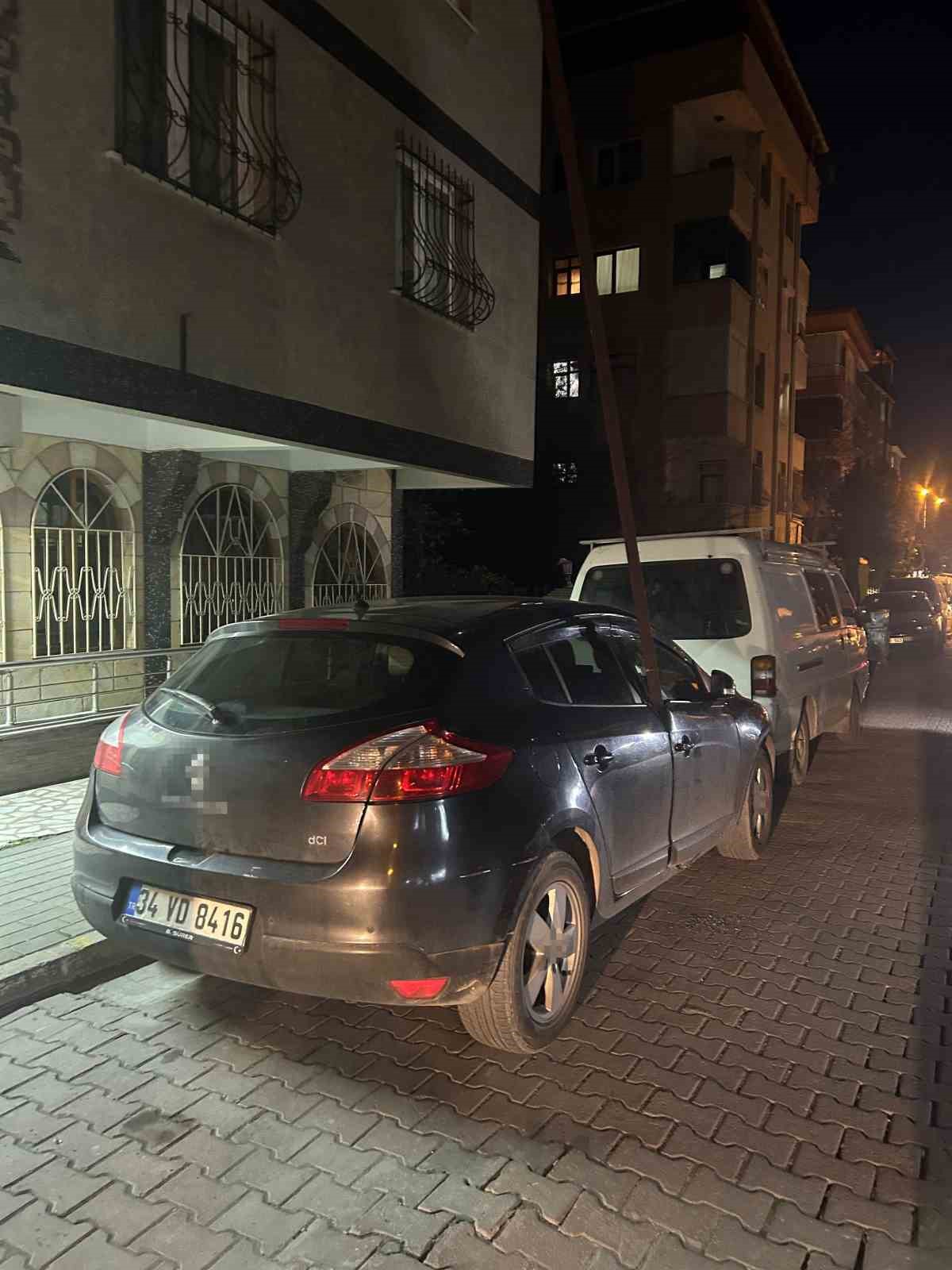 avcilarda siddetli ruzgarda kopan 6 metrelik demir cubuk otomobile saplandi 0 WF4aiDj7