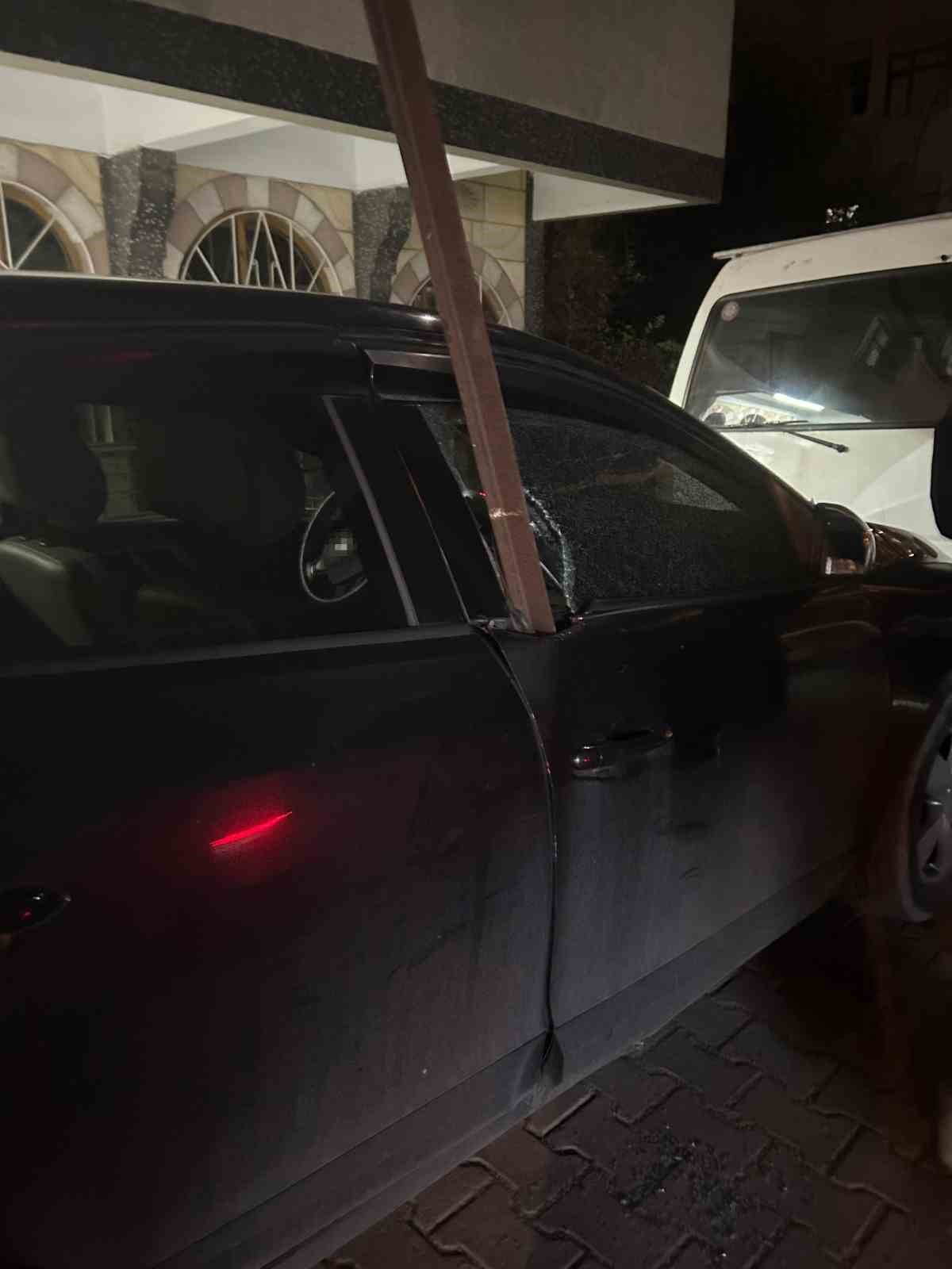 avcilarda siddetli ruzgarda kopan 6 metrelik demir cubuk otomobile saplandi 2 ODptTEWM
