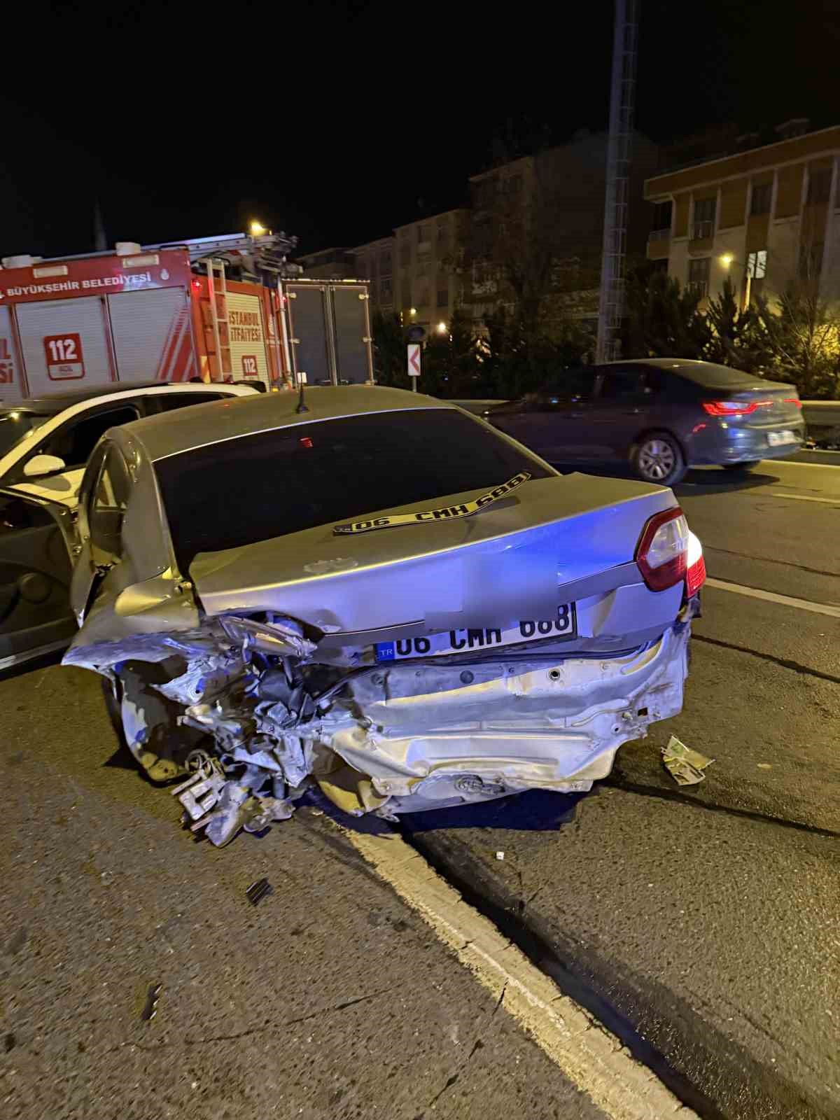 avcilarda trafik kazasinda 2 kisi yaralandi surucu olay yerinden kacti 0 JKuc8tqO