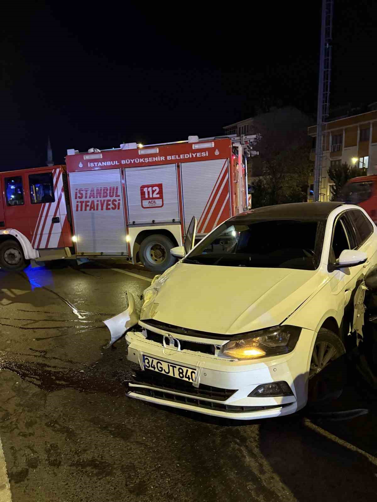 avcilarda trafik kazasinda 2 kisi yaralandi surucu olay yerinden kacti 1 iv9HCSL2