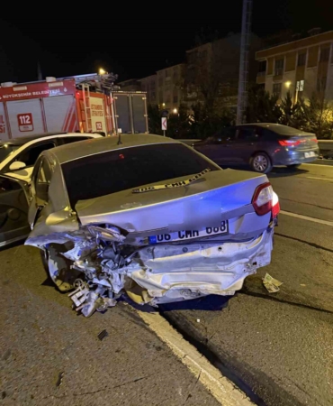avcilarda-trafik-kazasinda-2-kisi-yaralandi-surucu-olay-yerinden-kacti-RJYPuz4Y.jpg
