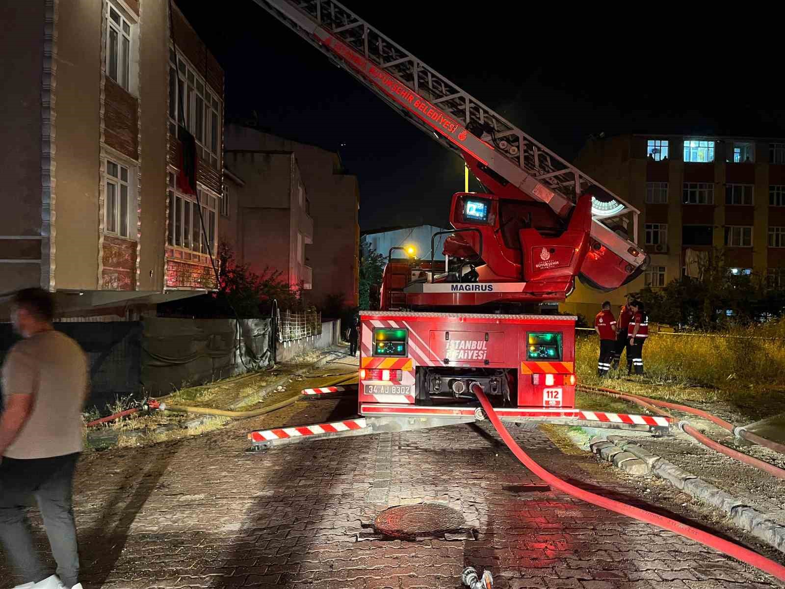 avcilarda uc katli binanin catisi alev alev yandi 2 gkEpMDVy