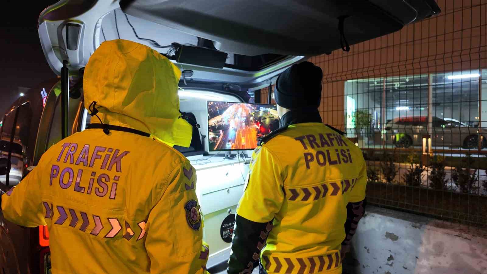 avcilarda yeni aldigi ehliyetin zarfini polise actiran kadin surucu ilk cezasini yedi 0 rS9IgBKt