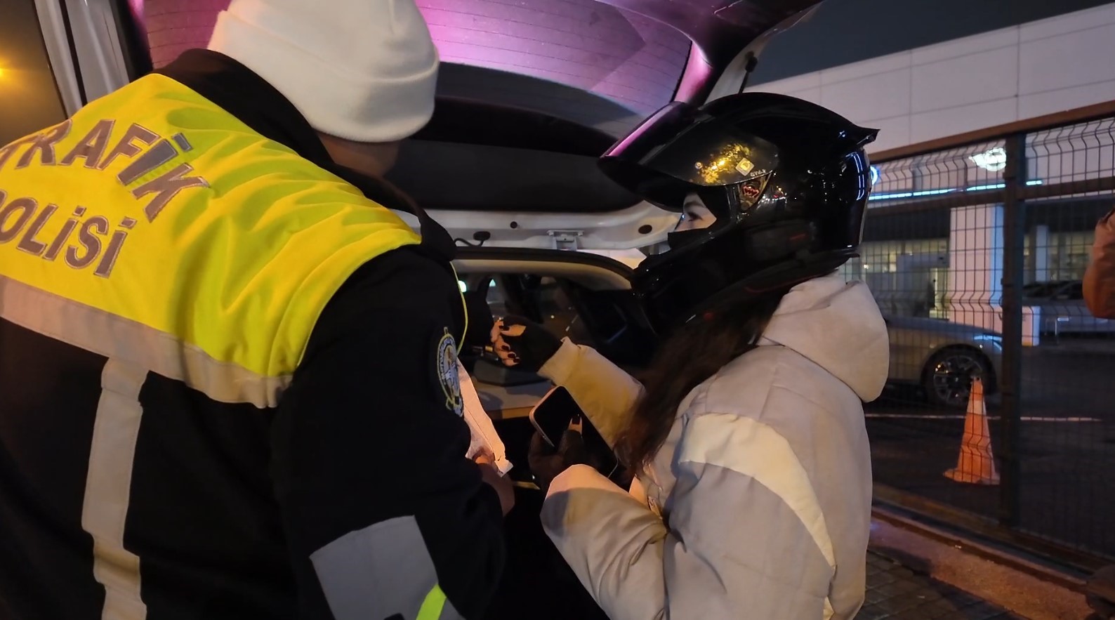 avcilarda yeni aldigi ehliyetin zarfini polise actiran kadin surucu ilk cezasini yedi 1 ubCrPrJy