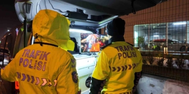 avcilarda-yeni-aldigi-ehliyetin-zarfini-polise-actiran-kadin-surucu-ilk-cezasini-yedi-TZRv82YF.jpg