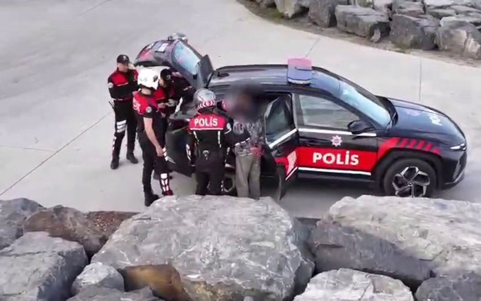 avcilarda yunus polisinden dronlu denetim suphelinin uzerinden uyusturucu cikti 0 Q6bUjlES