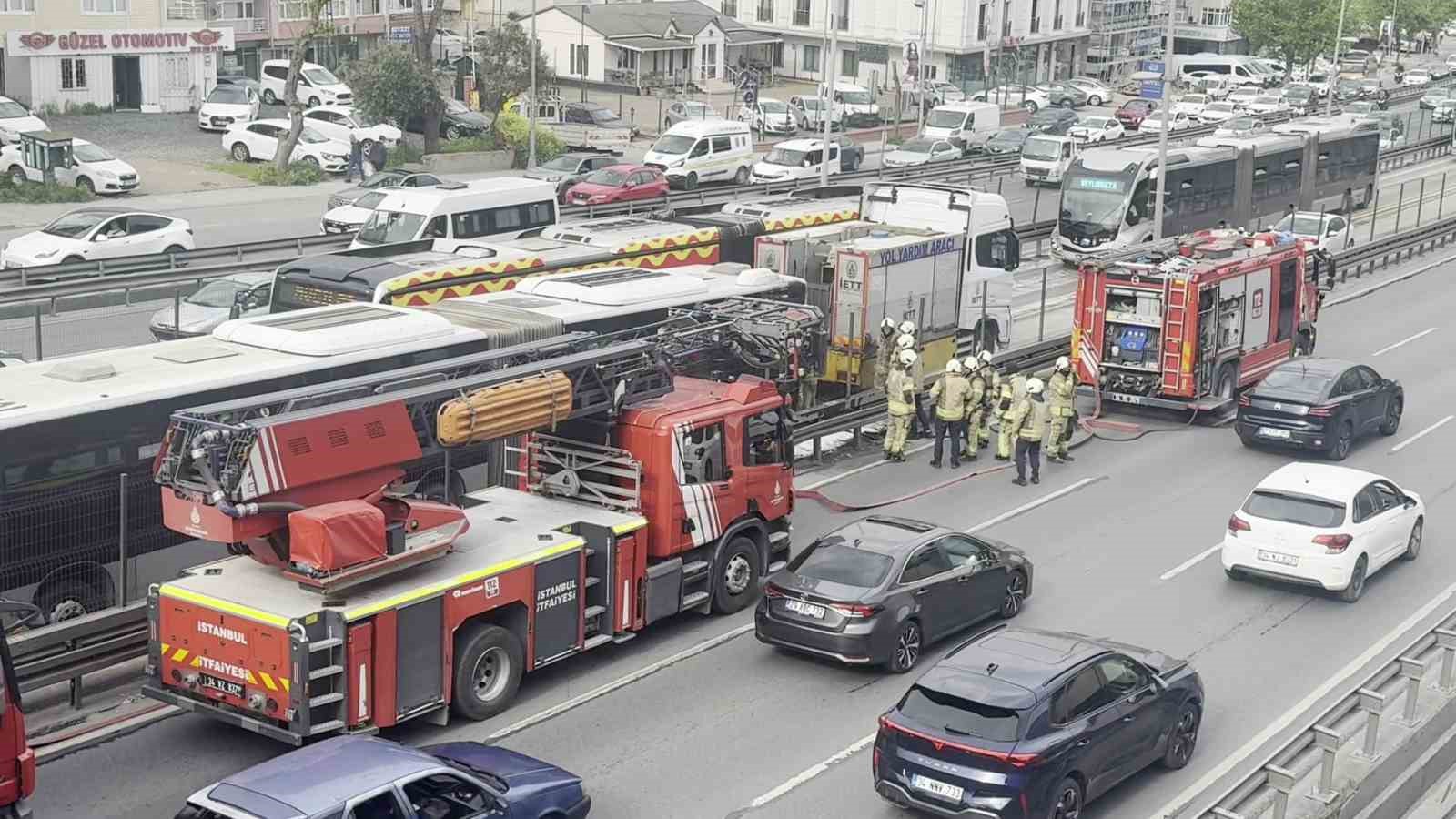 avcilardan bahcelievler istikametine giden metrobuste henuz belirlenemeyen bir nedenle yangin cikti olay yerine sevk ErlclXbD