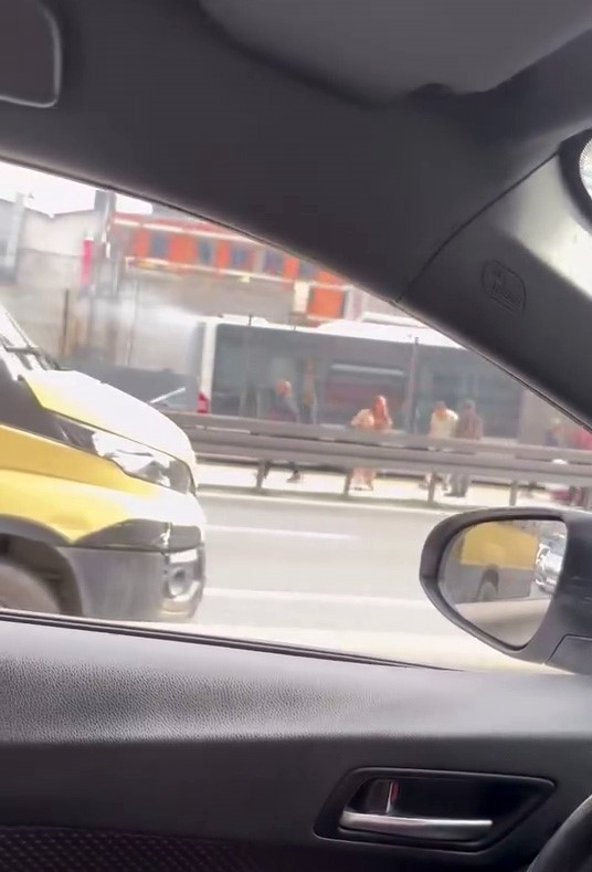 avcilardan bahcelievler istikametine giden metrobuste henuz belirlenemeyen bir nedenle yangin cikti olay yerine sevk sJQNTPtT
