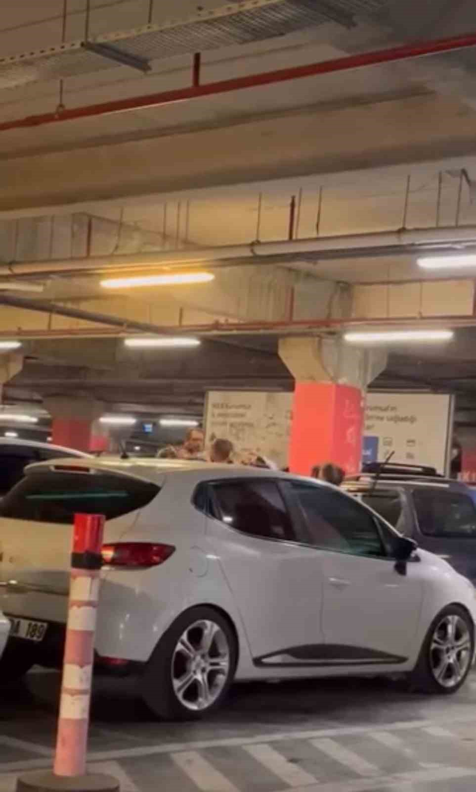 avm otoparkinda iki aile arasinda kavga o anlar kamerada 1 PwgSSvi3
