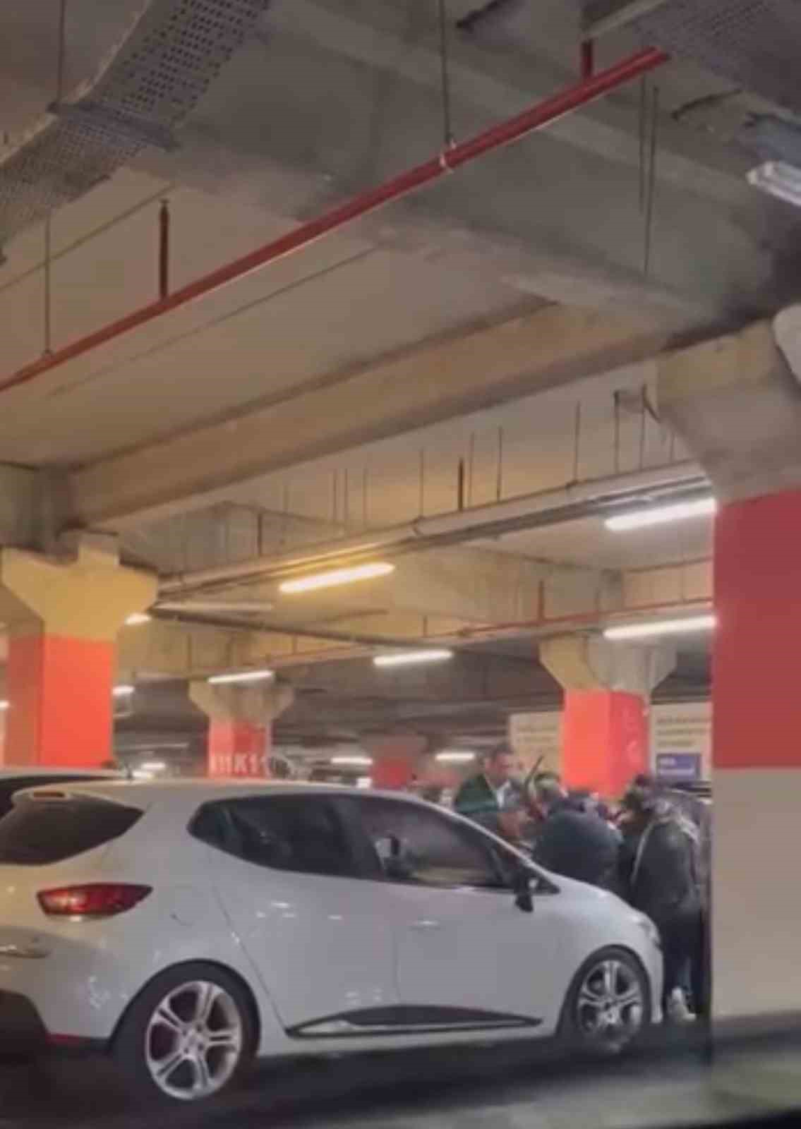 avm otoparkinda iki aile arasinda kavga o anlar kamerada 2