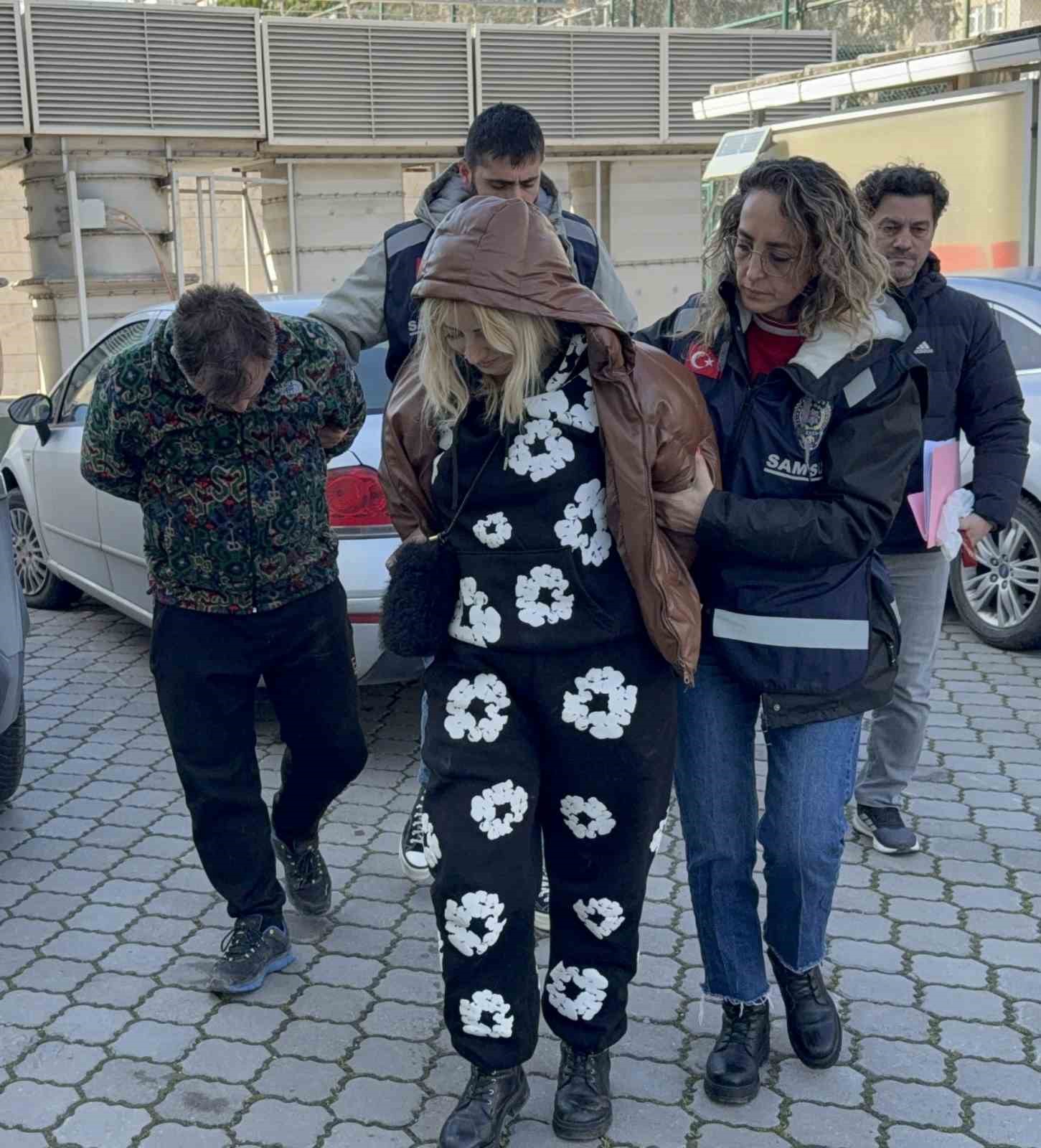 avmde kuyumculardan hirsizlik yapan 2 kisi adliyeye sevk edildi 4 NXKIFdfB