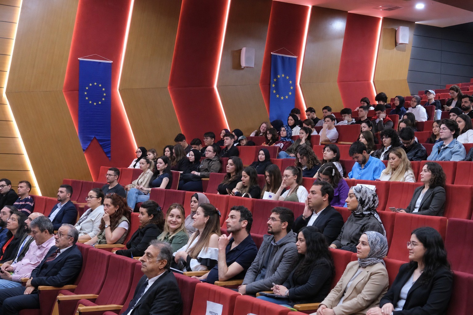 avrupa firsatlari universite ogrencileriyle bulustu 0 C6AbwHbz