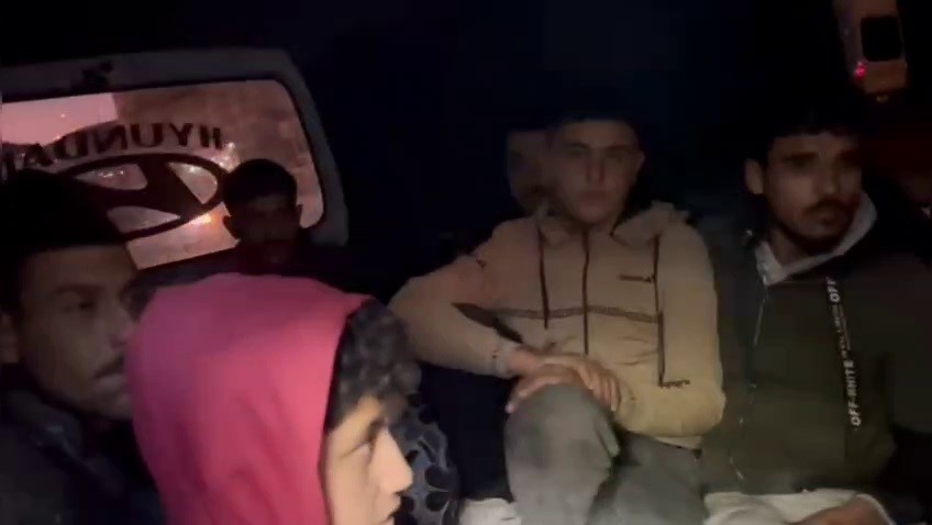 avrupa hayaliyle ciktiklari yolda minibus bagajinda yakalandilar 1 9M6l7KPL