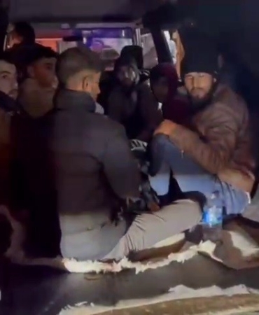 avrupa-hayaliyle-ciktiklari-yolda-minibus-bagajinda-yakalandilar-JvufMwA2.jpg