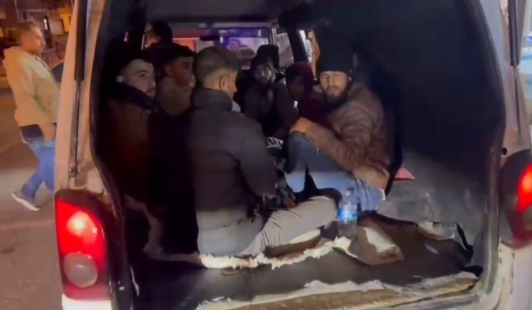 avrupa-hayaliyle-ciktiklari-yolda-minibus-bagajinda-yakalandilar-JvufMwA2.jpg