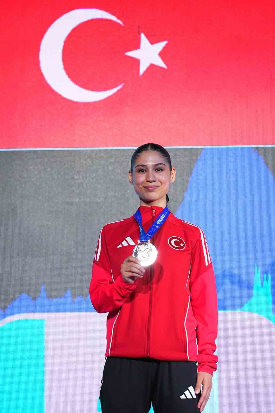 avrupa karate sampiyonasinda zumra rezzan im gumus madalya kazandi 1 XTLbFrH8