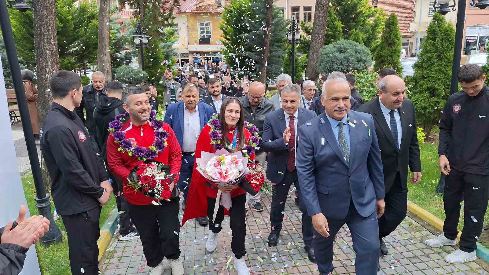 avrupa sampiyonu milli guresci memleketinde davul zurnayla karsilandi 0