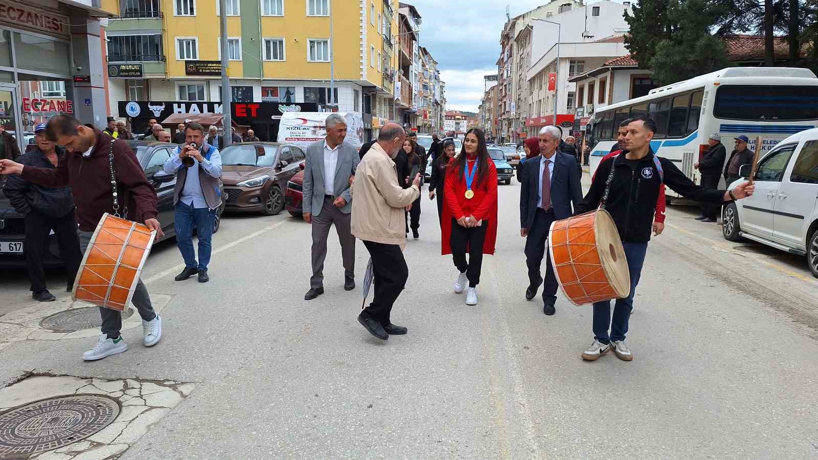 avrupa sampiyonu milli guresci memleketinde davul zurnayla karsilandi 1 HQYGOjZV