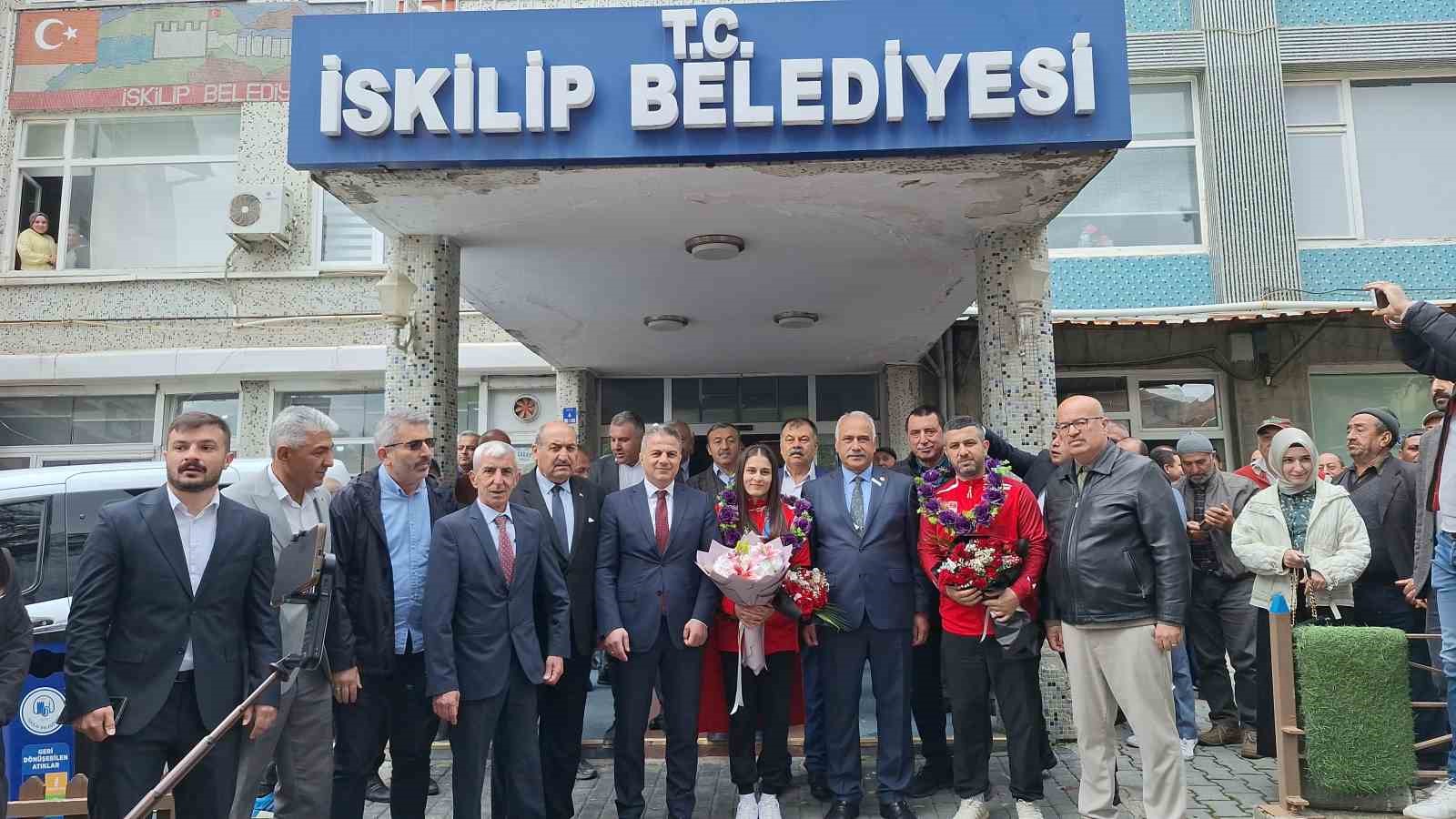 avrupa sampiyonu milli guresci memleketinde davul zurnayla karsilandi 2 DczrY7zM